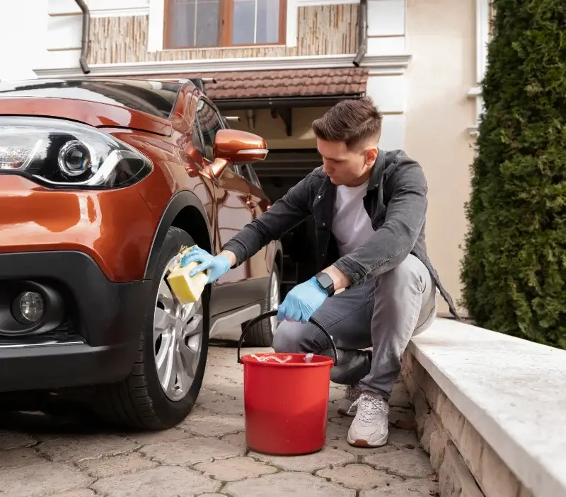 Lavage auto à domicile Faverolles-et-Coëmy : professionnel intervenant sur un véhicule